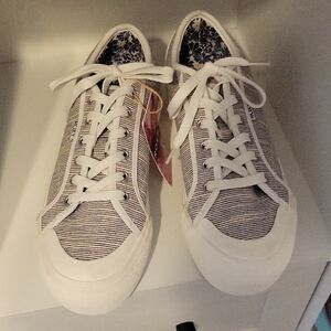 Roxy Cruisers Sz9.5 White and Black Striped platform tie Sneakers NWT